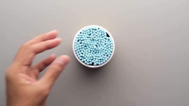 Barra de algodón en un recipiente de plástico — Vídeos de Stock