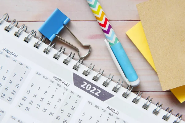 Calendario 2022 J año en el escritorio de la oficina —  Fotos de Stock