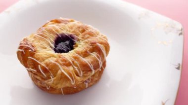 Tabakta çikolatalı çörekler ve fotokopi alanı