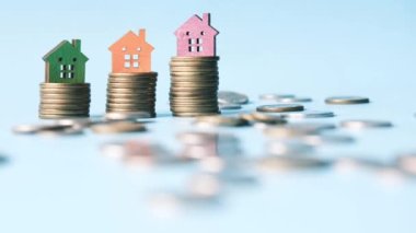 Masadaki madeni para yığını, ev kredisi konsepti. 