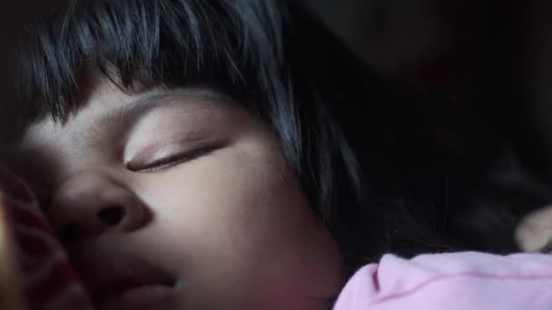 Primer plano de niñas ojo durmiendo en la cama. — Vídeos de Stock
