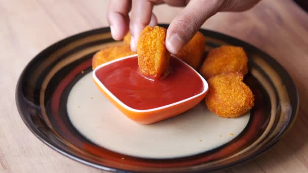 Close up of chicken nugget and sauce on table — Stock Video