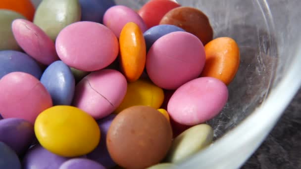 Bonbons sucrés multicolores dans un bol gros plan — Video