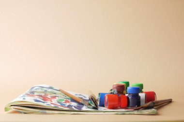 Renk arkaplanı üzerine boya fırçası ve sanat kağıdı 