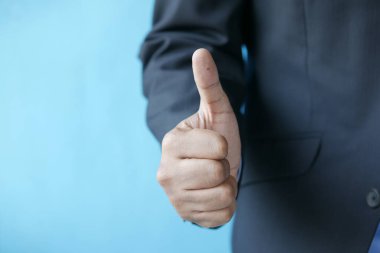 Erkek eli baş parmağını kaldırıyor. 