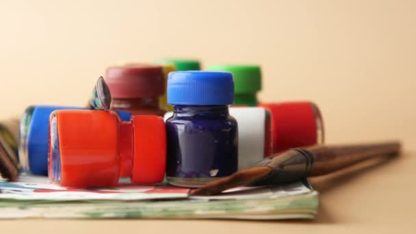 Måla borste och konst papper på färg bakgrund — Stockvideo
