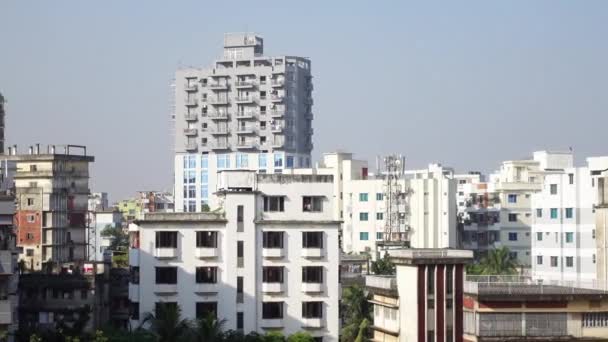 Gebäude der Stadt Dhaka an sonnigen Tagen — Stockvideo