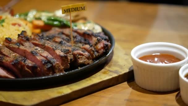 Hovězí steaky maso se zeleninou na talíři — Stock video