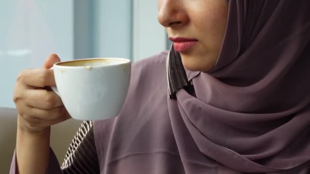 Mujeres tomando café mirando hacia otro lado — Vídeo de stock