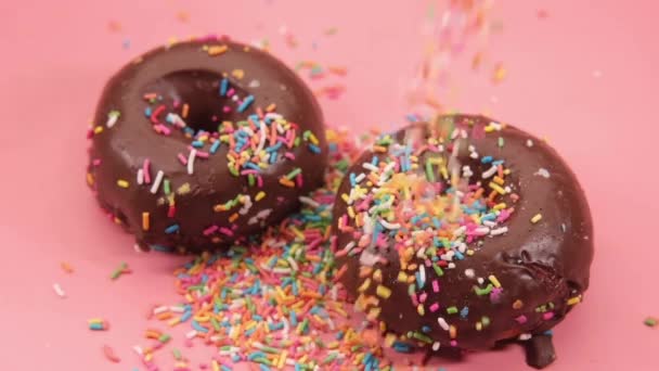 Donuts de chocolate no prato com espaço de cópia — Vídeo de Stock