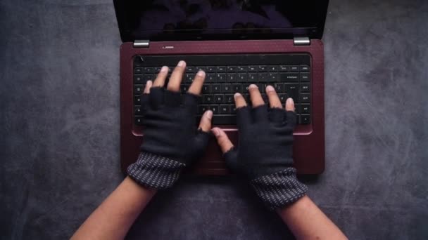 Mano hacker rubare i dati dal computer portatile dall'alto verso il basso — Video Stock