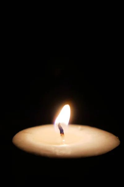 彩色蜡烛在黑暗中慢慢燃尽 — 图库照片