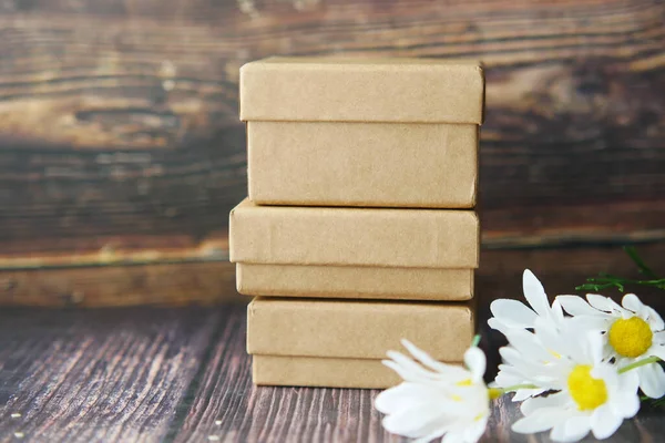 Close-up van zelfgemaakte geschenkdoos op tafel — Stockfoto