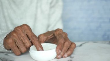 Son sınıf öğrencisi cilde yağ jölesi sürmüş. 