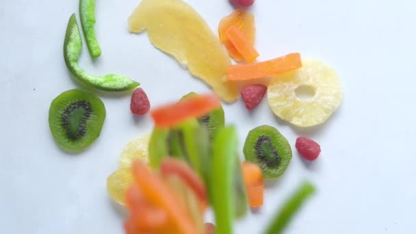 Gotas Frutas secas e bagas no fundo branco — Vídeo de Stock