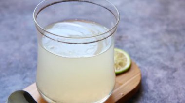 Masada bir bardak limon suyu. ,