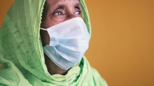 Retrato de una anciana india con máscara quirúrgica — Vídeo de stock
