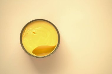 Masadaki teneke kutuda çedar peyniri. 