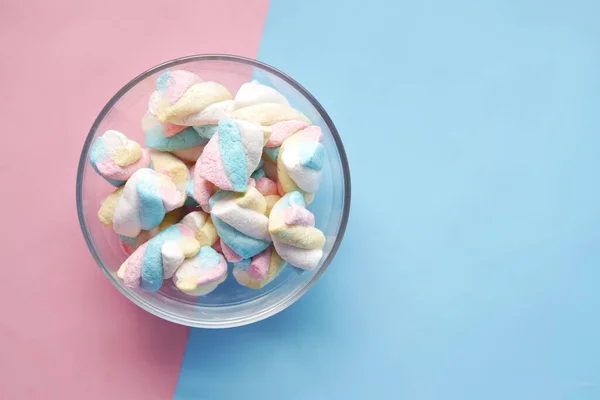 Зефір цукерки в мисці на синьому — стокове фото