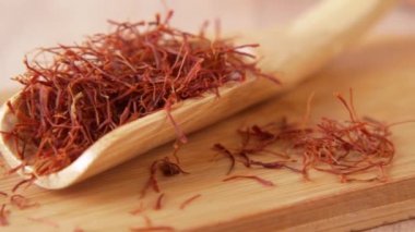 Masanın üzerindeki tahta kaşıkta Saffron Baharatı 