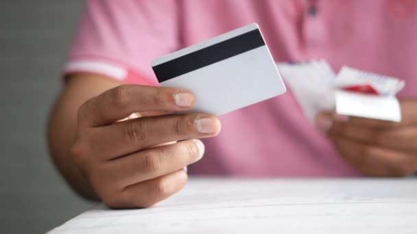 Mann in Freizeitkleidung zeigt Kreditkarte — Stockvideo