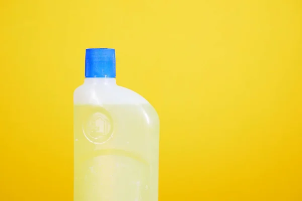 Limpieza del suelo desinfectar botella sobre fondo amarillo — Foto de Stock