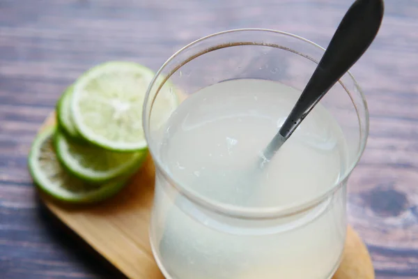 Glas Zitronensaft auf dem Tisch , — Stockfoto