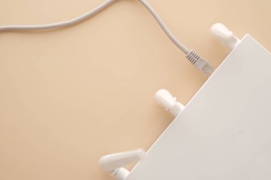 Masada kablolar olan Wi-Fi yönlendirici 