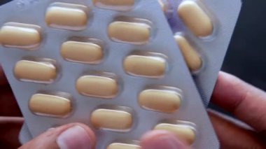 Elele tutuşan su toplayan paketleri kapat .