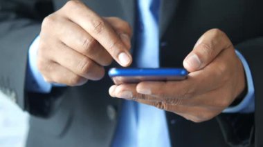 Akıllı telefon kullanarak genç adamın elini kapat..