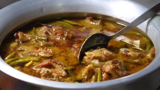 Tradiční indické kari jehněčí masala v misce na stole — Stock video