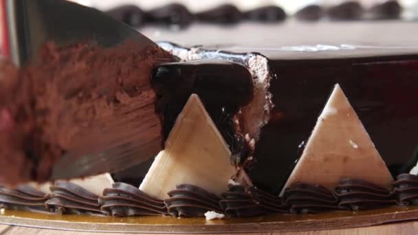 Corte pastel de chocolate con un cuchillo, pov — Vídeo de stock