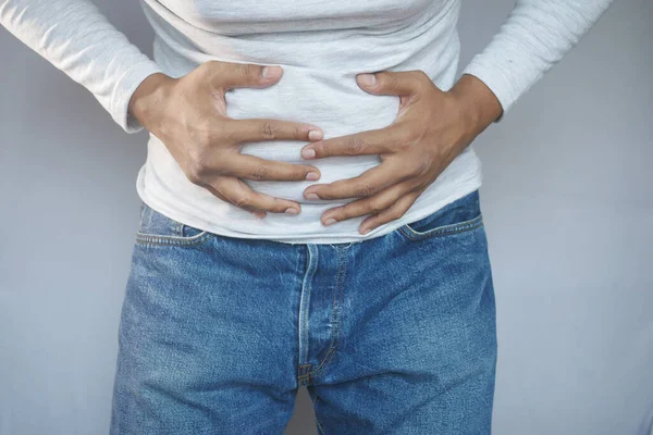 Genç adam mide ağrısı çekiyor..