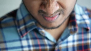 İnsan burnunu kapat.,