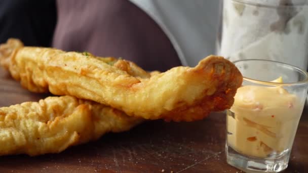 Filé de peixe, limão, batatas fritas e purê de batata na mesa — Vídeo de Stock