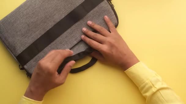 Mladý muž hledá něco v tašce přes rameno — Stock video
