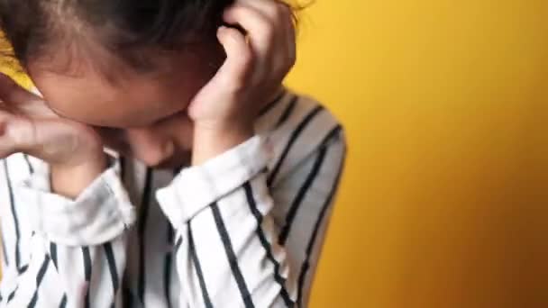 Een overstuur kind meisje kijkt naar beneden — Stockvideo