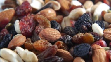 Bir sürü karışık fındığı kapat. 