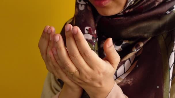 Närbild av muslimska kvinnor hand be på ramadan — Stockvideo