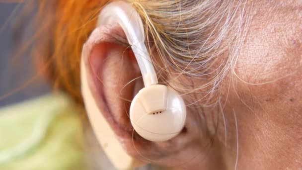 Concept d'aide auditive, une femme âgée ayant des problèmes auditifs. — Video