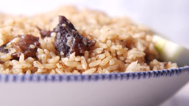 Comida biryani de cordero en un plato en la mesa. — Vídeos de Stock