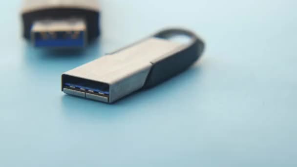 USB flash drive no fundo azul fechar — Vídeo de Stock