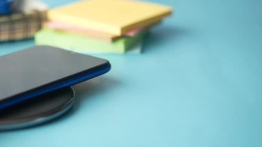 Kablosuz şarj pedi kullanarak akıllı telefon şarj ediliyor, üst görünüm 