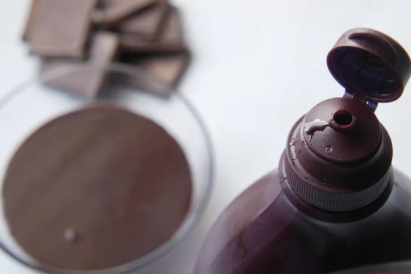 Creme de chocolate escuro i em um recipiente de plástico, foco slelective — Fotografia de Stock
