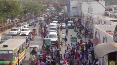 dhaka bangladeş 24 Mayıs 2021 İnsanlar ve trafik kalabalık şehirde hareket ediyor 