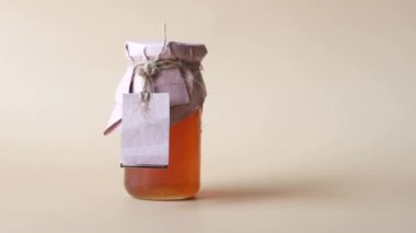 Cam kavanozda taze bal ve etiketi boş. 