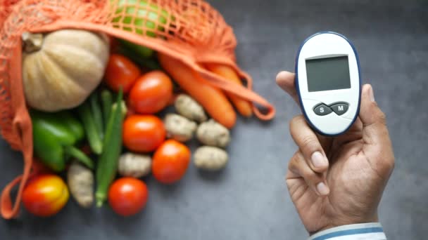 Strumenti di misura per diabetici e cibo sano in tavola — Video Stock
