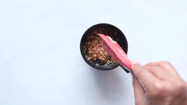 Zuppa di tazza istantanea in una tazza sul tavolo — Video Stock