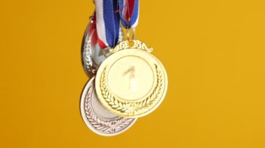 Sarı arka plana karşı Birincilik Throphy