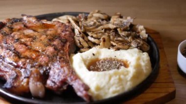 Biftek ve sebze tabağında et. 